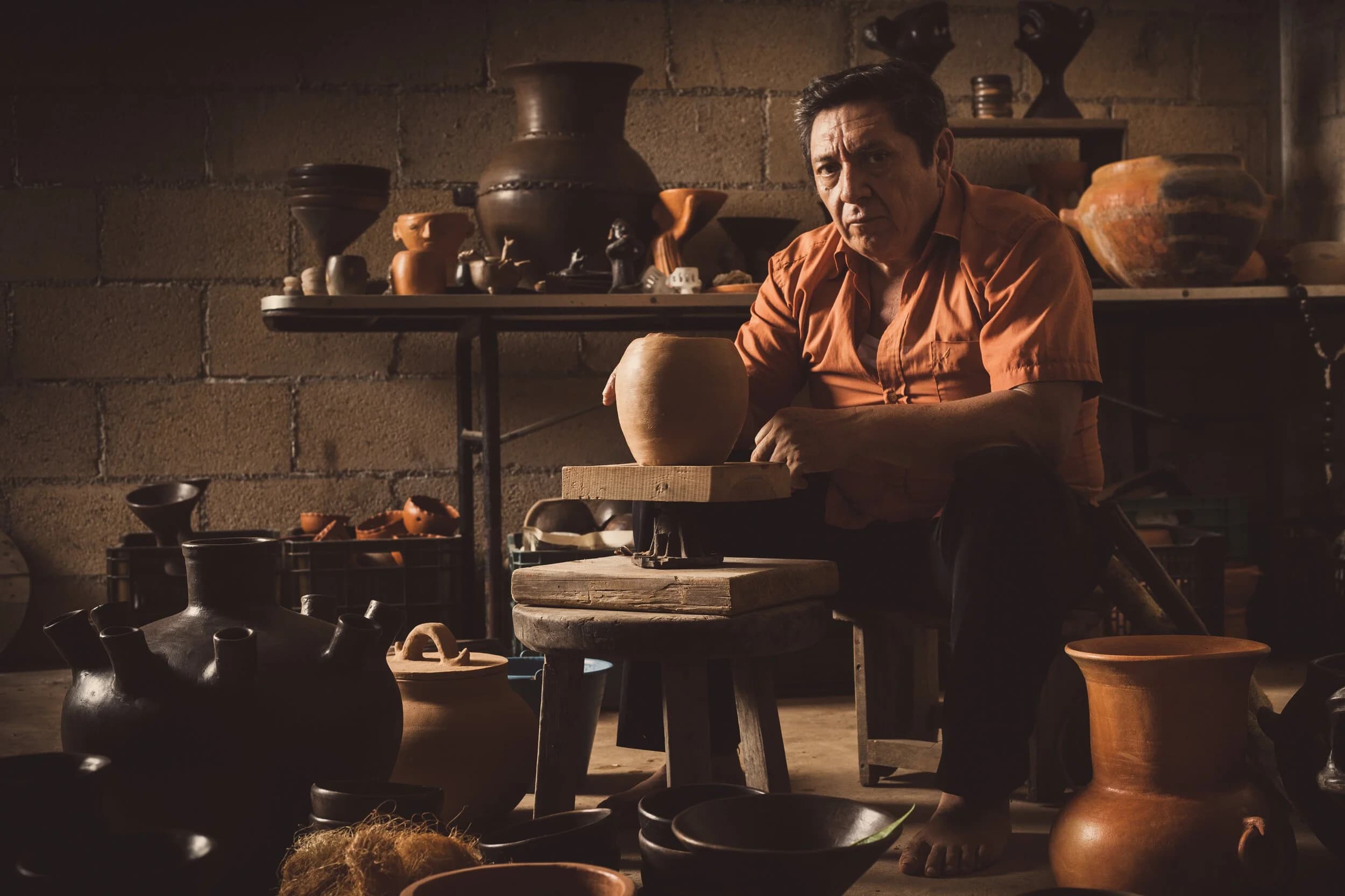 Don Emilio Espadas en su taller, rodeado de piezas de alfarería