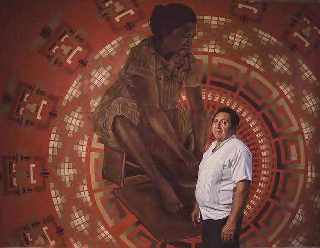 Don Emilio Espadas frente a un mural dedicado a la tradición alfarera